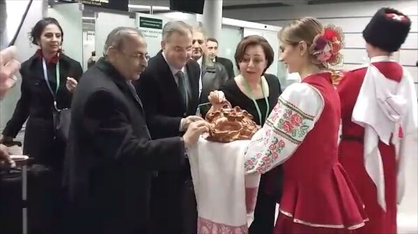 Хлебом-солью и песнями: как в Сочи встретили делегатов сирийского конгресса Хлебом-солью и песнями: как в Сочи встретили делегатов сирийского конгресса