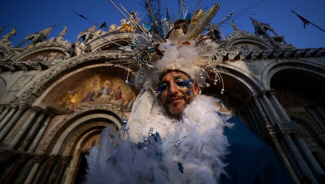 Участник Венецианского карнавала на площади Сан-Марко в Италии. 28 января 2018 года Участник Венецианского карнавала на площади Сан-Марко в Италии. 28 января 2018 года