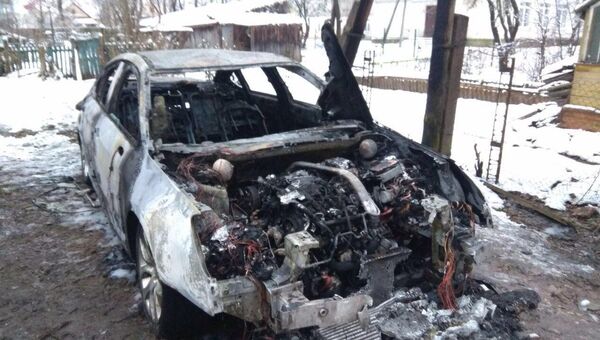 Сгоревший автомобиль Citroen руководитель предвыборный штаб Ксении Собчак Псков Виктора Широбокова