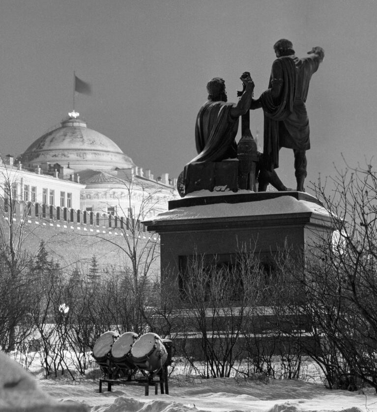 Памятник Минину и Пожарскому на Красной площади.