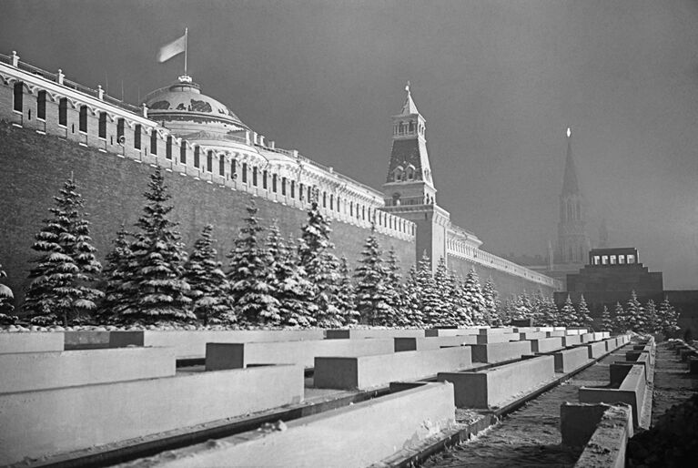 У стен древнего Московского Кремля зимней ночью