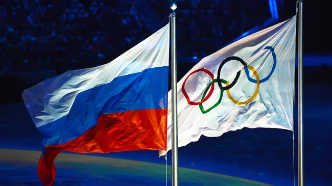 Олимпийский флаг и флаг России