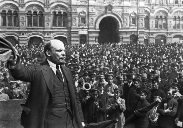 Владимир Ильич Ленин произносит речь в день празднования второй годовщины войск Всевобуча на Красной площади в Москве. 25 мая 1919