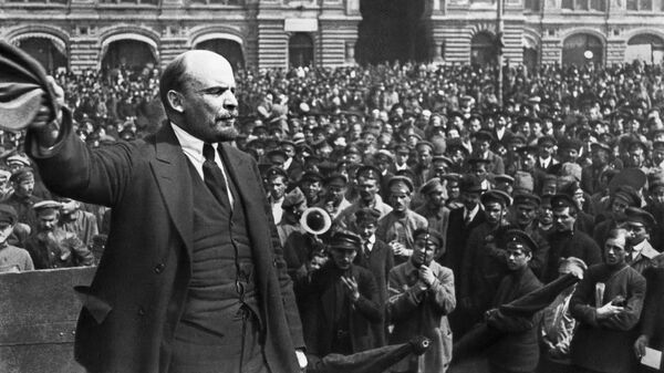 Владимир Ильич Ленин произносит речь в день празднования второй годовщины войск Всевобуча на Красной площади в Москве. 25 мая 1919