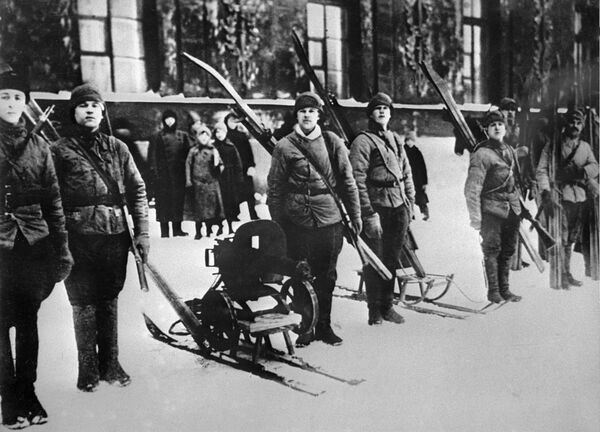 Лыжники - разведчики Красной Армии.