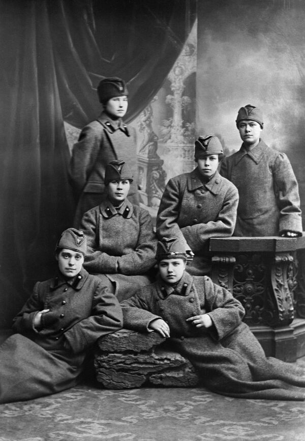 Группа женщин-курсантов Красной армии