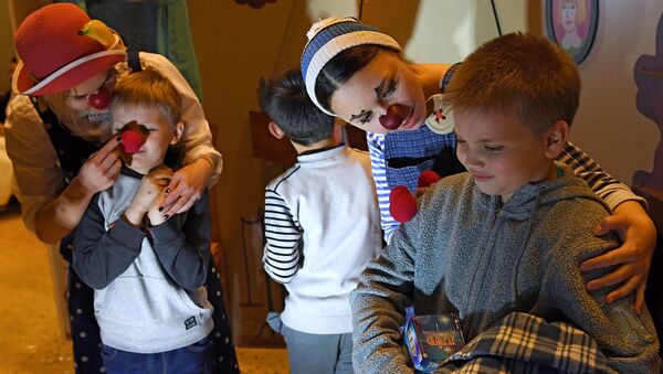 Волонтеры развлекают детей в больничном отделении Российской детской клинической больницы