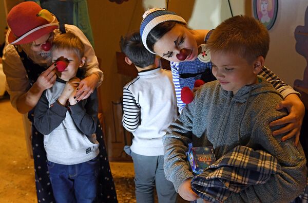Волонтеры развлекают детей в больничном отделении Российской детской клинической больницы