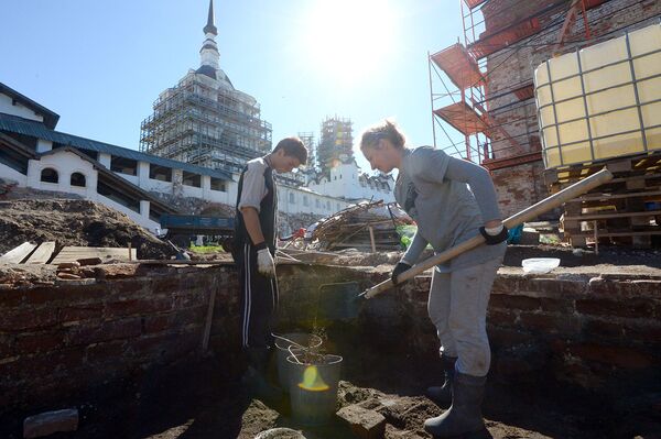 Волонтеры на археологических раскопках на территории монастыря