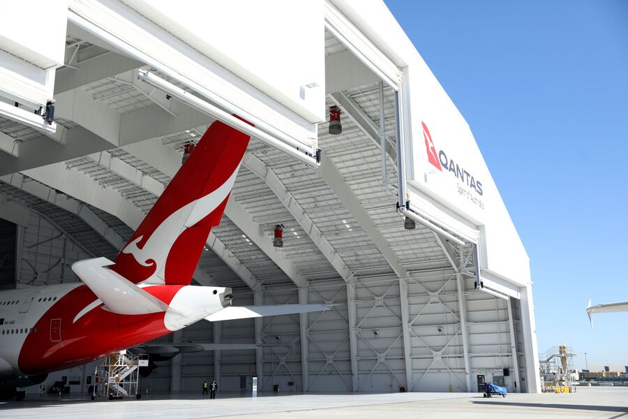 Самолет компании Qantas в ангаре