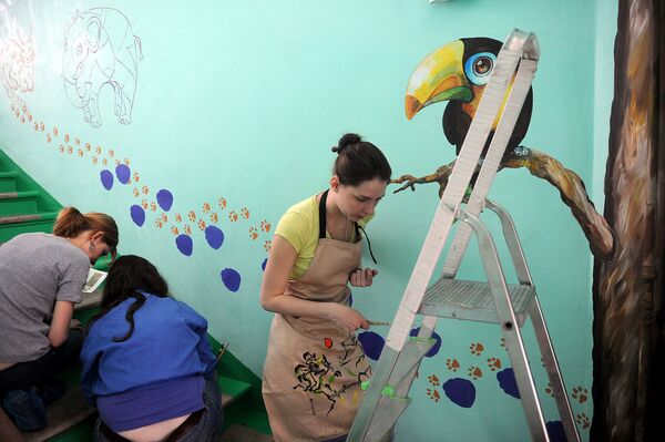 Художники-волонтеры расписывают стены сюжетами русских народных сказок в отделениях Морозовской детской больницы