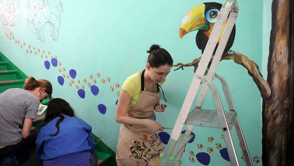 Художники-волонтеры расписывают стены сюжетами русских народных сказок в отделениях Морозовской детской больницы