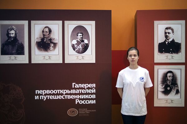 Волонтер на фестивале Русского географического общества в Центральном доме художника в Москве