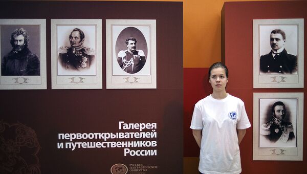 Волонтер на фестивале Русского географического общества в Центральном доме художника в Москве