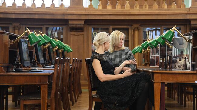 Посетители в открывшемся после реставрации самом большом в Европе читальном зале № 3 в Российской государственной библиотеке. 30 января 2018 Посетители в открывшемся после реставрации самом большом в Европе читальном зале № 3 в Российской государственной библиотеке. 30 января 2018