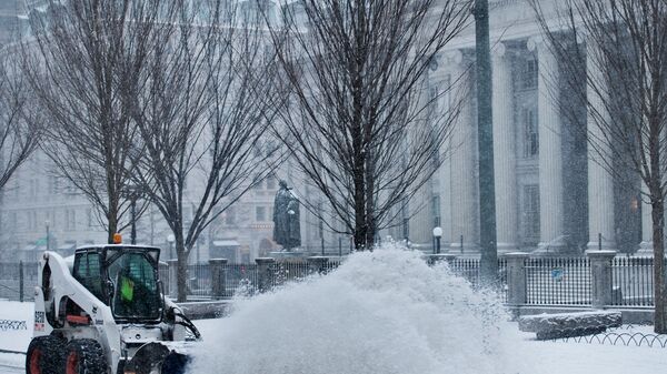 Уборка снега перед зданием Министерства финансов США
