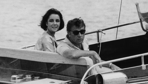 Ричард Бертон и Элизабет Тейлор во время прогулки на катере в Италии. 15 июня 1962