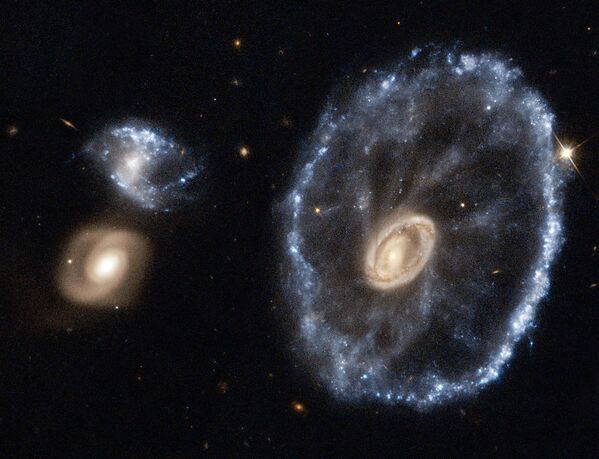 Улучшенное изображение галактики Колесо телеги