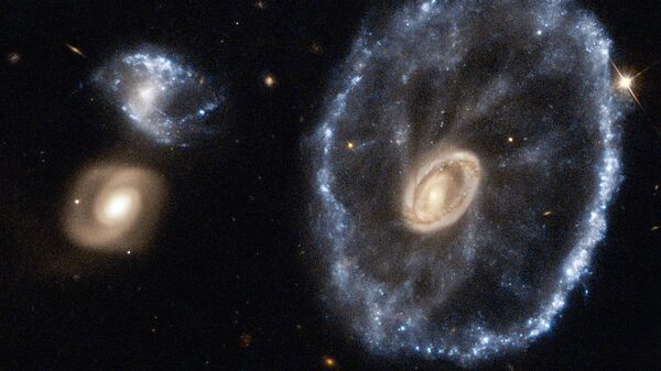 Улучшенное изображение галактики Колесо телеги