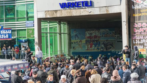 Люди у входа на станцию метро Варкетили в Тбилиси, где обрушился подвесной потолок. 30 января 2018
