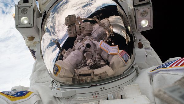 Селфи астронавта NASA Марка Ванде Хей во время выхода в открытый космос. 23 января 2018 года