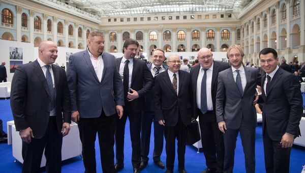 Доверенные лица перед встречей с кандидатом в президенты РФ Владимиром Путиным в Гостином дворе