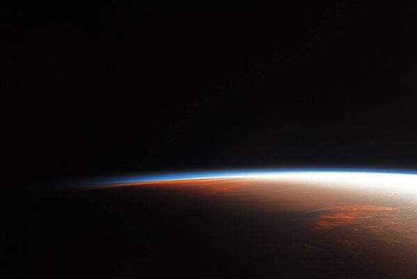 Рассвет на Международной космической станции снятый космонавтом Роскосмоса Александром Мисуркиным
