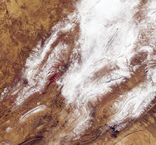 Снимок снега в пустыне Сахара со спутника НАСА. 7 января 2018 года