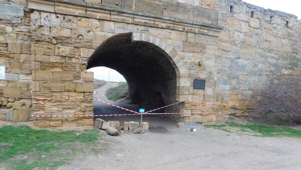 Обрушение входной арки крепости Ени-Кале в Керчи
