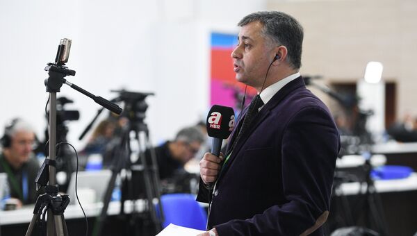 Корреспондент турецкого телеканала A Haber во время конгресса сирийского национального диалога в Сочи. 30 января 2018