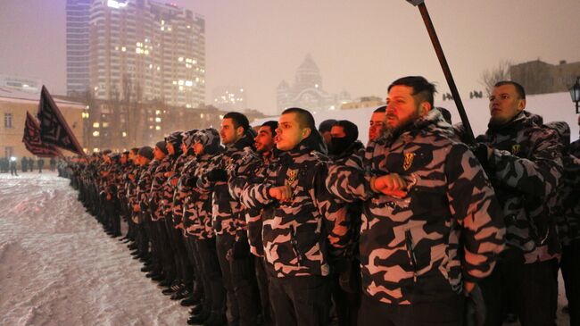 Волонтеры Национальной дружины во время марша в центре Киева. 28 января 2018. Архивное фото