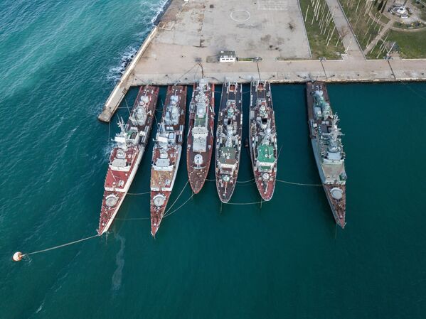 Военные корабли, которые ранее входили в состав военно-морских сил Украины, в бухте Севастополя