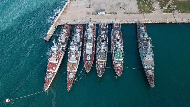 Военные корабли, которые ранее входили в состав военно-морских сил Украины, в бухте Севастополя