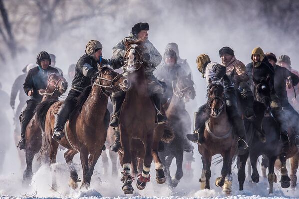Участники национальной конно-спортивной игры аламан улак на территории поселка Дача СУ под Бишкеком