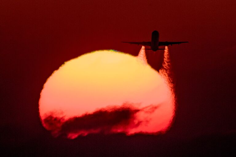 Летящий самолет Airbus A-321 авиакомпании Аэрофлот