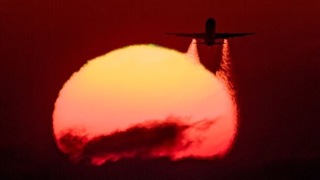 Летящий самолет Airbus A-321 авиакомпании Аэрофлот. Архивное фото