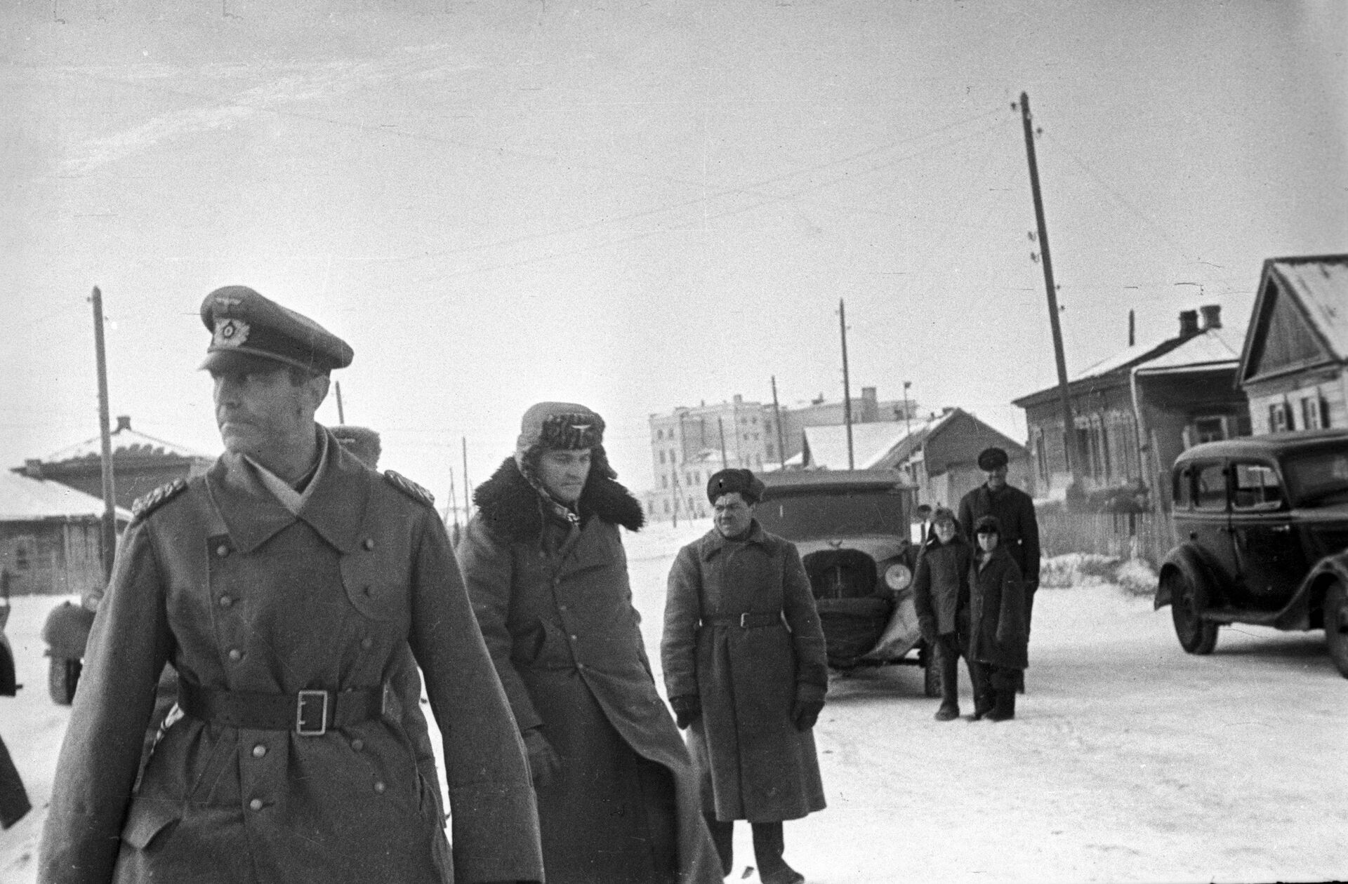 Командующий 6-й немецкой армией фельдмаршал Фридрих Паулюс, взятый в плен советскими войсками, на пути в штаб 64-й армии - РИА Новости, 1920, 19.11.2021