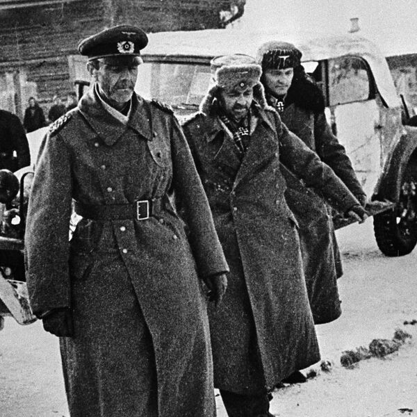 Генерал-фельдмаршал Фридрих Паулюс и члены его штаба, сдавшиеся в плен Генерал-фельдмаршал Фридрих Паулюс и члены его штаба, сдавшиеся в плен