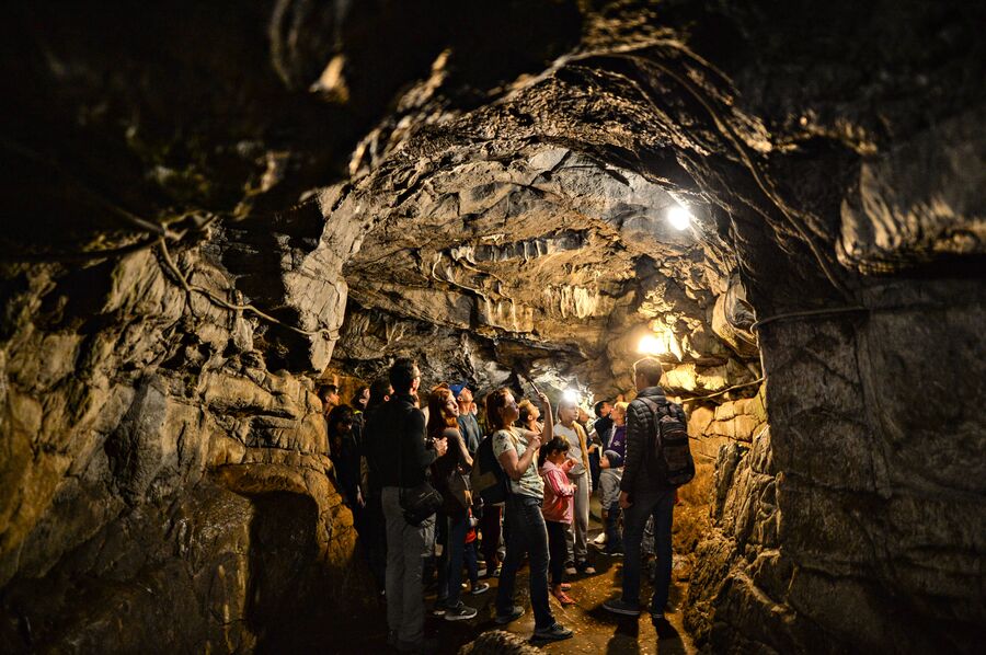 Туристы на экскурсии в Больших Тавдинских пещерах в Алтайском крае