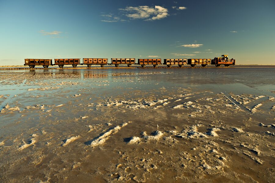 На Бурлинском озере ведется добыча соли с помощью специальных соляных комбайнов. К середине озера проложены рельсы, по которым соль вывозят на переработку