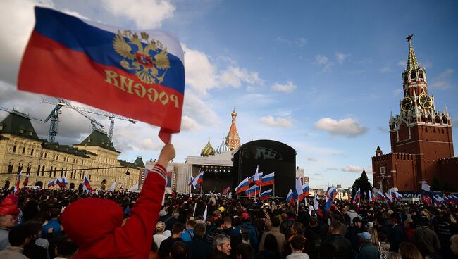 Жители Москвы на концерте на Красной площади. Архивное фото