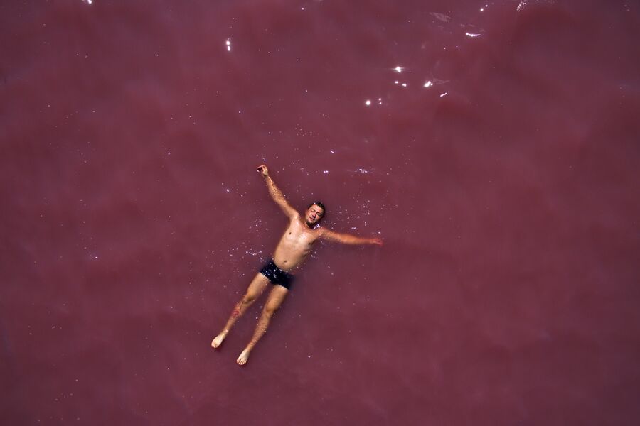 Мужчина плавает в Малиновом озере в Алтайском крае