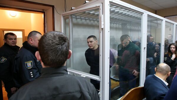 Пятеро бывших бойцов спецподразделения МВД Беркут, обвиняемых в расстрелах на майдане в феврале 2014 года, в Святошинском районном суде Киева. 30 января 2014