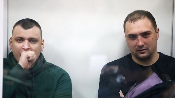 Двое из пятерых бывших бойцов спецподразделения МВД Беркут в Святошинском районном суде Киева. 30 января 2018