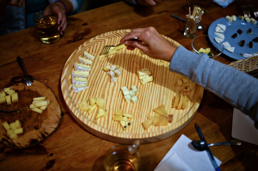 Дегустация сыров на сыроварне семьи Кокориных в селе Солоновка Алтайского края