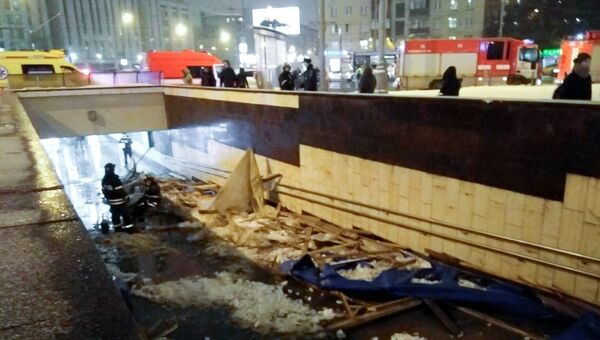 Последствия обрушения деревянных конструкций в подземном переходе у станции метро Улица 1905 года . 30 января 2018