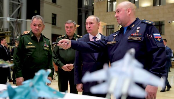 Президент РФ Владимир Путин осматривает тематическую выставку, посвященную итогам операции в Сирии. 30 января 2018