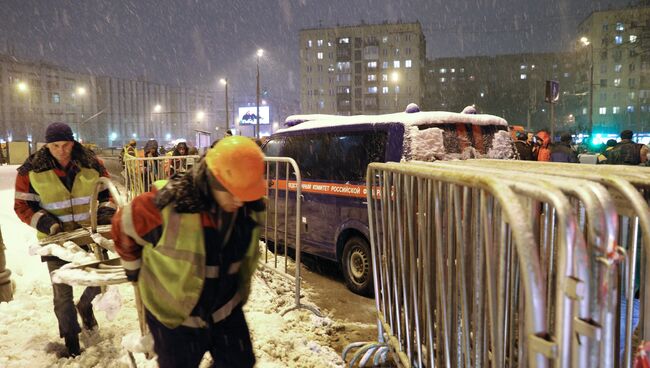 На месте обрушения деревянных конструкций строительных лесов в подземном переходе у метро Улица 1905 года Московского метрополитена. 30 января 2018