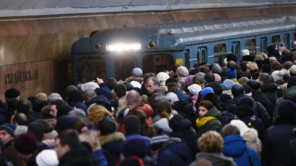 Люди ждут поезда на станции московского метро Сходненская