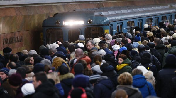 Люди ждут поезда на станции московского метро Сходненская